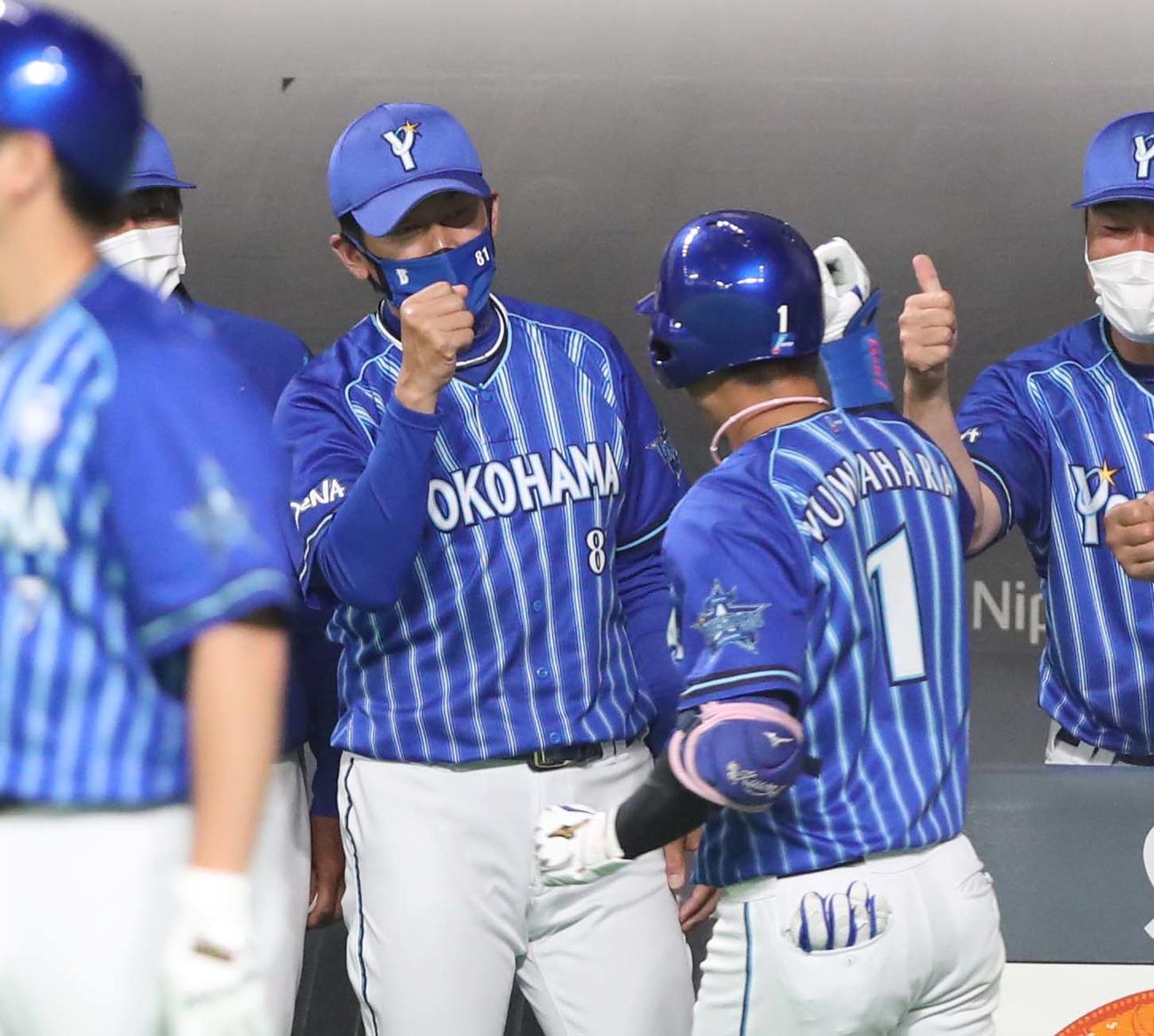 日本ハム対DeNA 5回表、本塁打を放った桑原を出迎える三浦監督（撮影・黒川智章）