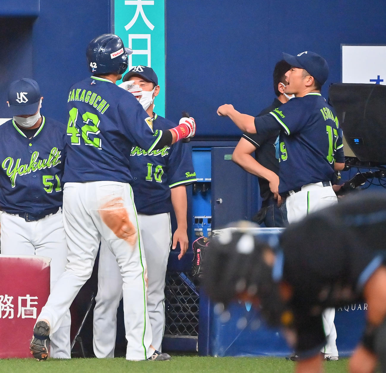 オリックス対ヤクルト　2回表ヤクルト2死一塁、内山の二塁打で坂口が生還し、タッチを交わす石川（右）（撮影・和賀正仁）