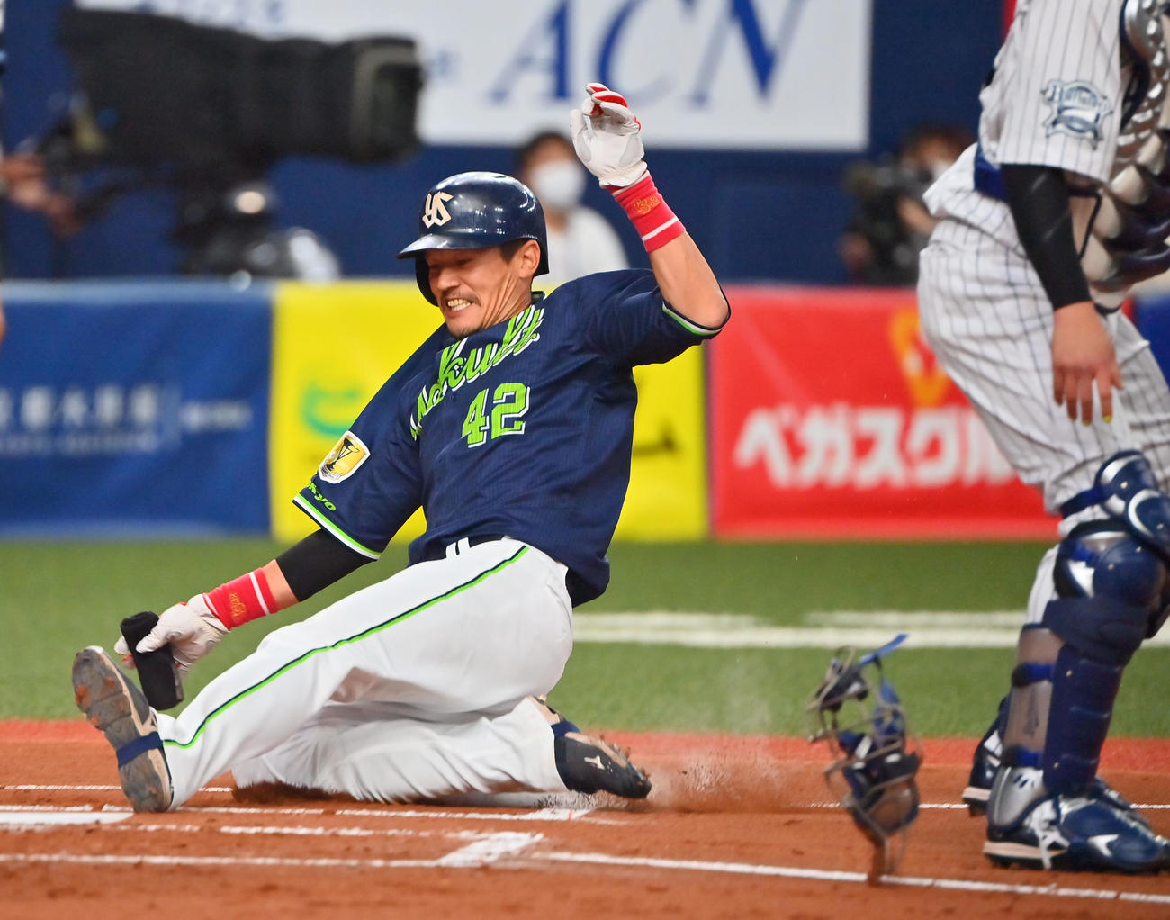 オリックス対ヤクルト　2回表ヤクルト2死一塁、内山の二塁打で生還する坂口（撮影・和賀正仁）