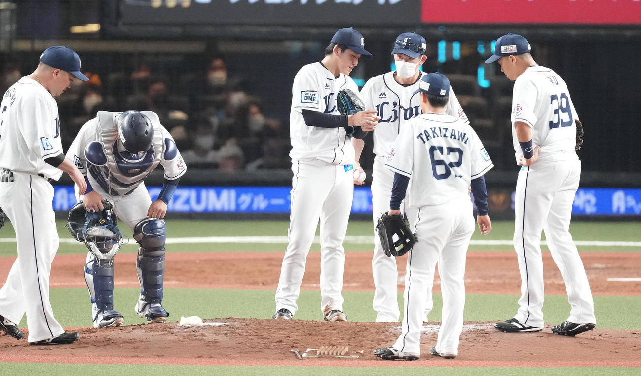 西武対巨人　5回表途中で降板となる西武先発隅田（中央）（撮影・鈴木みどり）