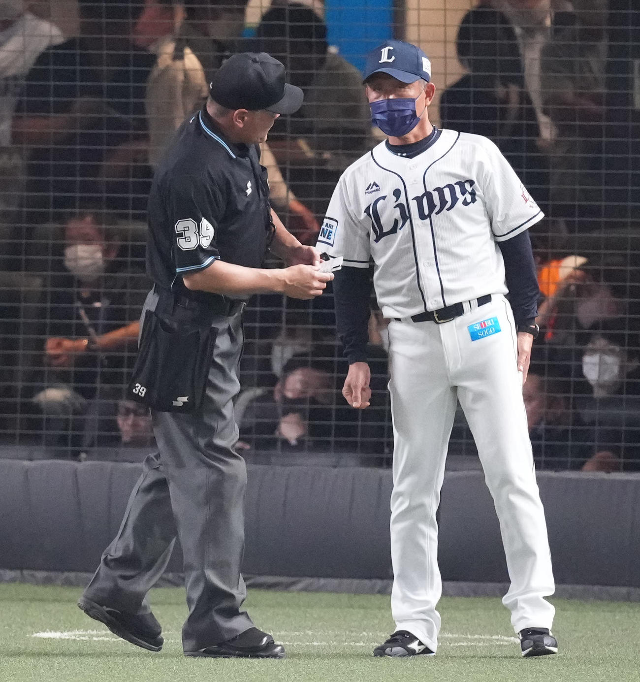 西武対巨人　5回表途中で先発隅田の降板を告げる西武辻監督（撮影・鈴木みどり）