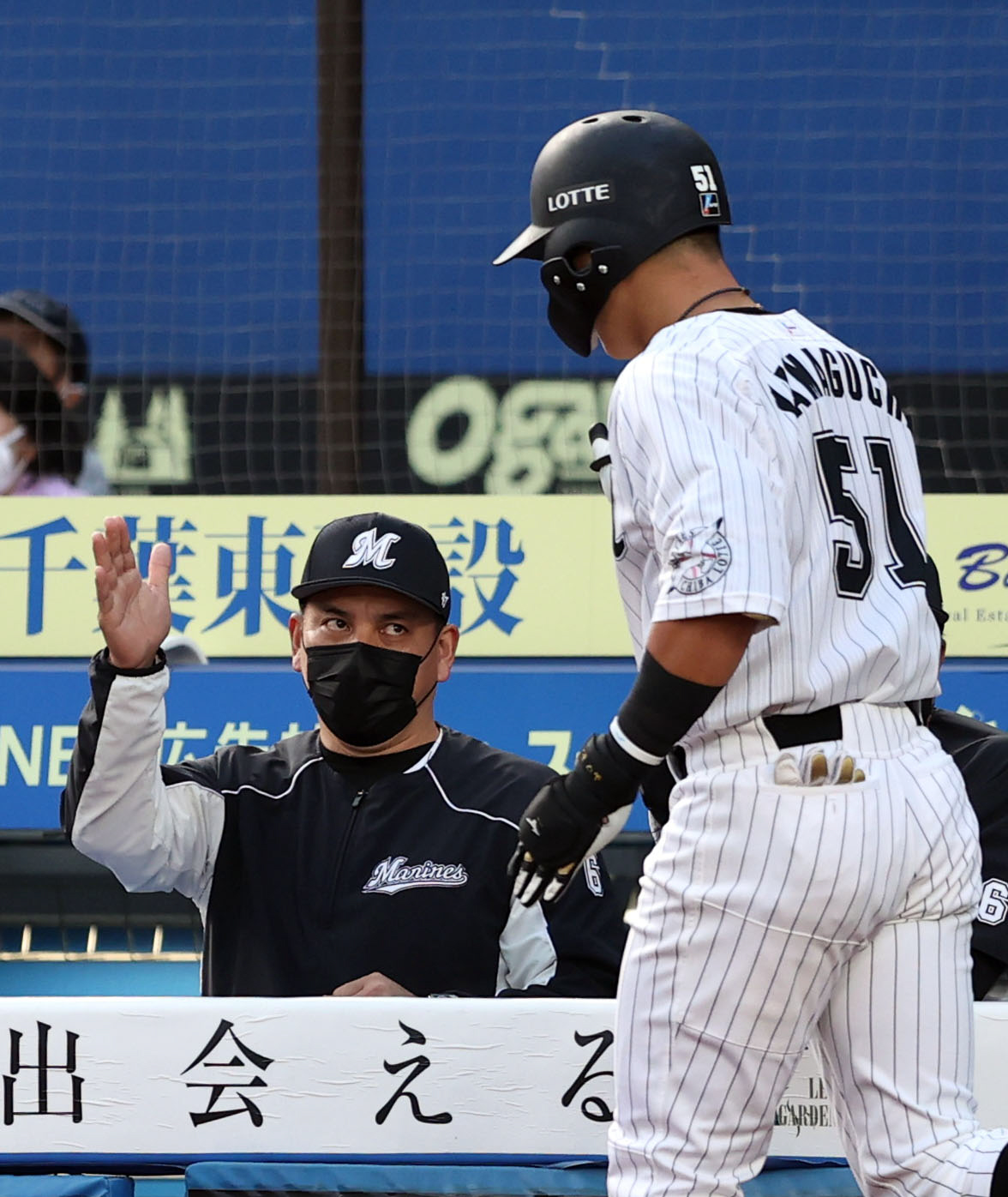 ロッテ対中日　1回裏ロッテ無死、先制ソロ本塁打を放った山口（右）を迎える井口監督（撮影・狩俣裕三）