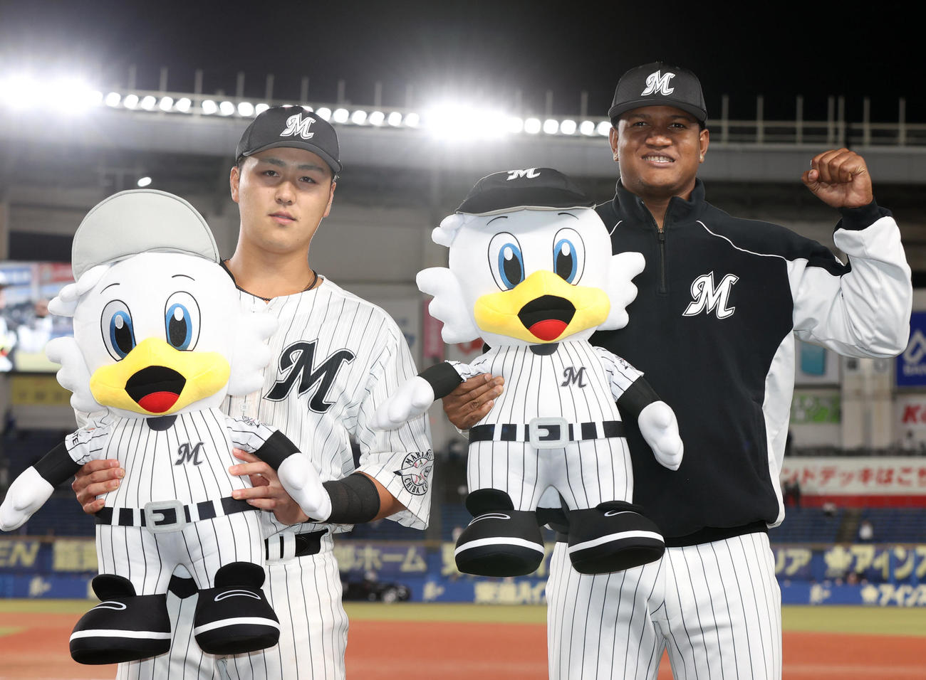 ロッテ対中日　ヒーローインタビュー後、記念撮影する山口（左）とロメロ（撮影・狩俣裕三）