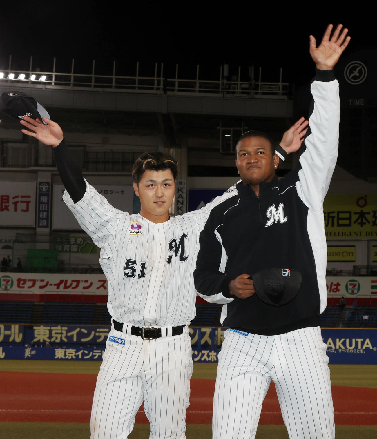 ロッテ対中日　ヒーローインタビュー後、ファンの拍手に応える山口（左）とロメロ（撮影・狩俣裕三）