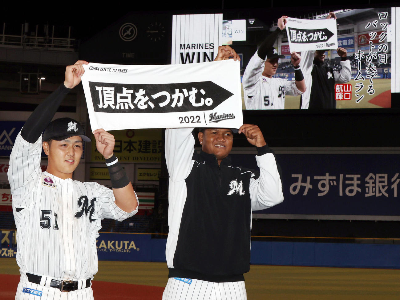 ロッテ対中日　ヒーローインタビューで「ロックの日　バットが奏でる　ホームラン」と勝利の一句を詠む山口（左）。右はロメロ（撮影・狩俣裕三）
