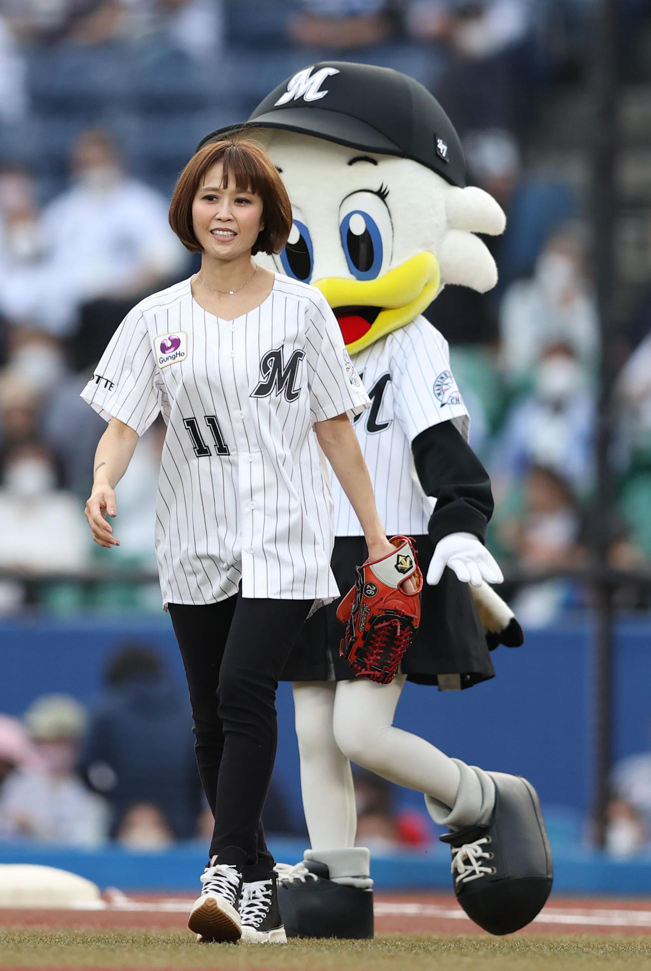 ロッテ対中日　始球式を務める元なでしこジャパンの大竹七未（撮影・狩俣裕三）