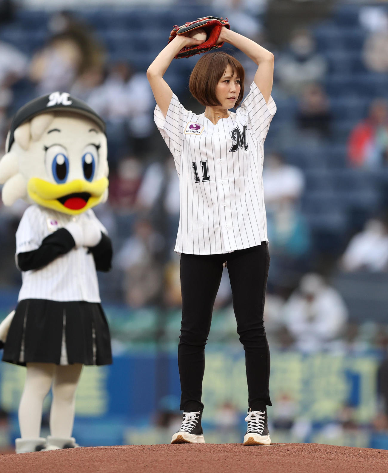 ロッテ対中日　始球式を務める元なでしこジャパンの大竹七未（撮影・狩俣裕三）
