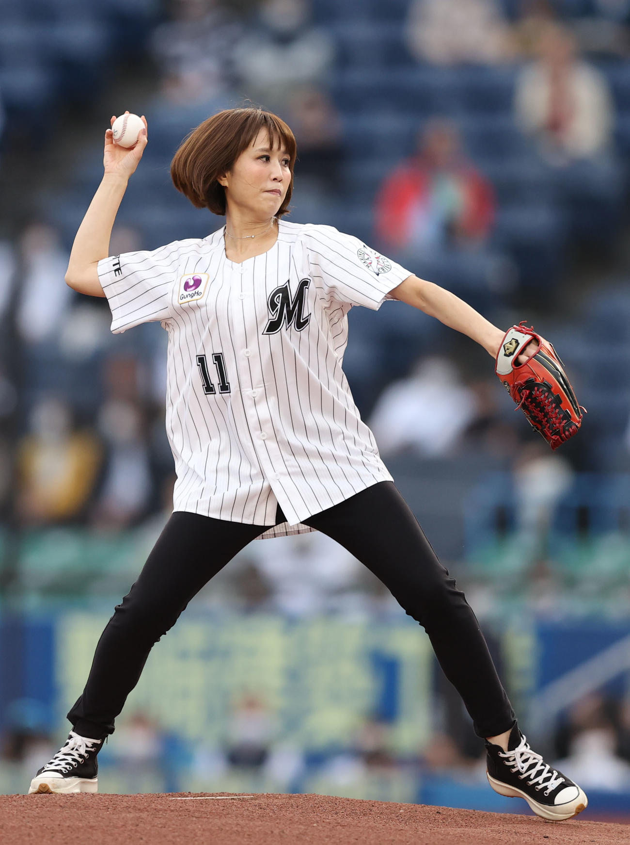 ロッテ対中日　始球式を務める元なでしこジャパンの大竹七未（撮影・狩俣裕三）