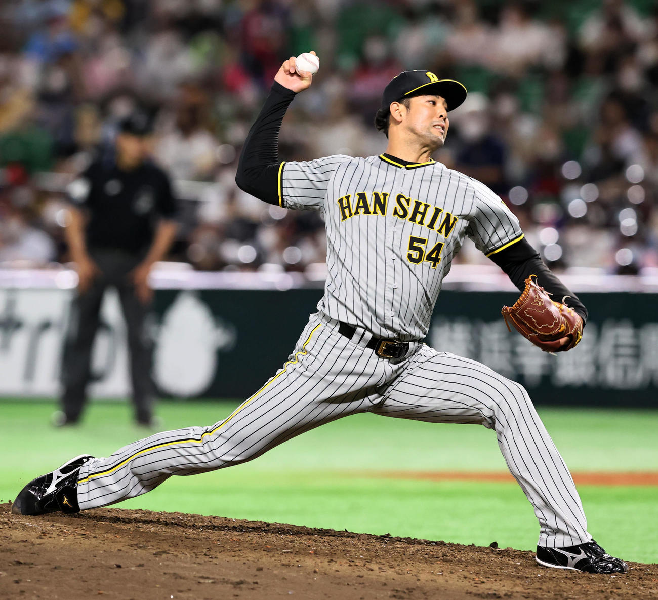 ソフトバンク対阪神　5回裏、阪神3番手で登板する加治屋（撮影・加藤哉）