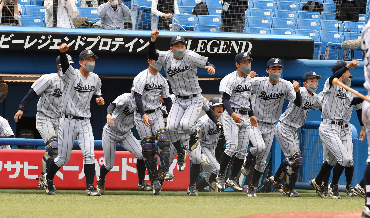 明大対佛教大　タイブレーク10回にサヨナラ勝ちした佛教大ナインは喜ぶ（撮影・柴田隆二）