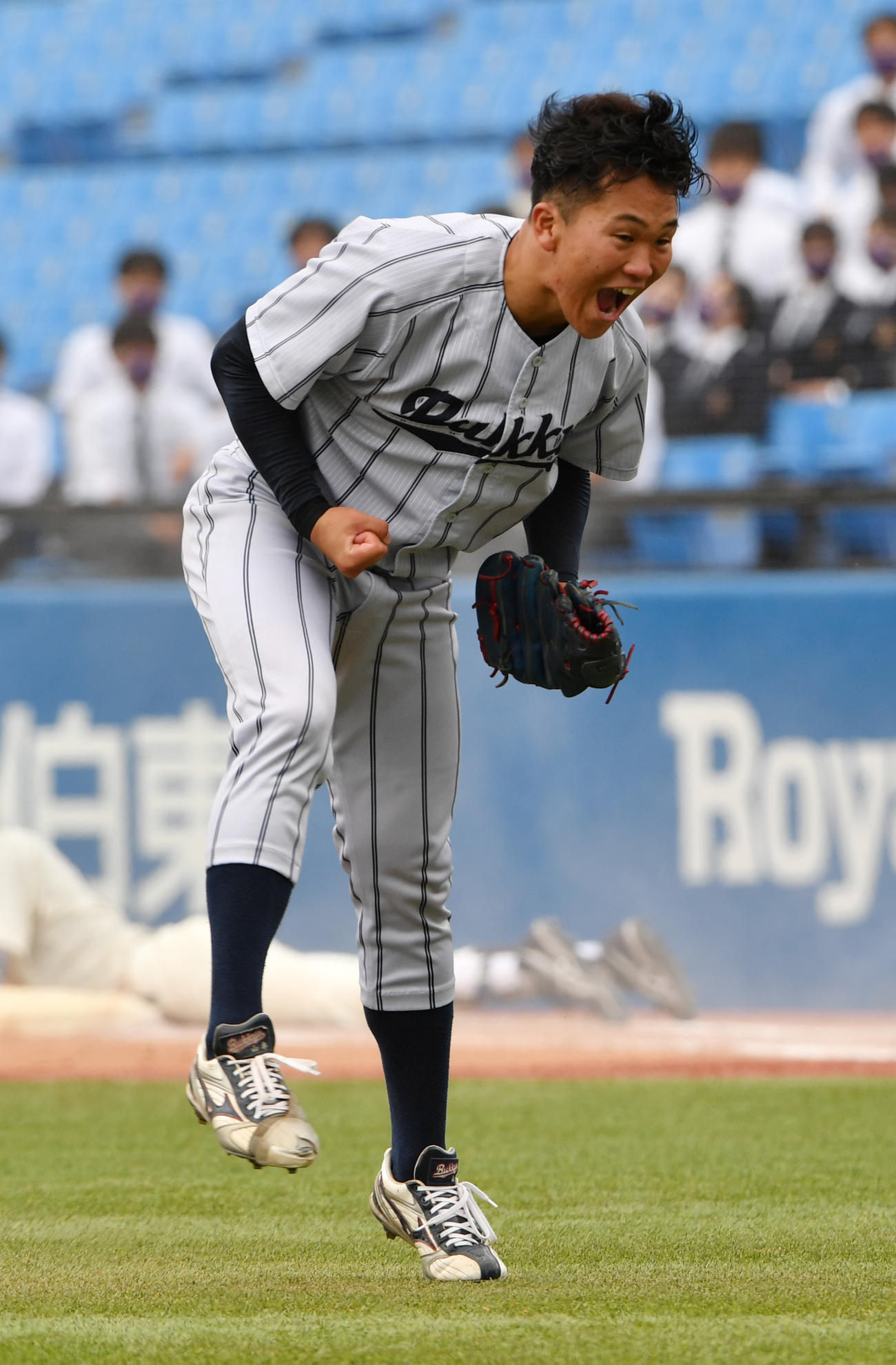 明大対佛教大　7回表明大2死二塁、明新を二塁ゴロに仕留めガッツポーズする佛教大・山本（撮影・柴田隆二）