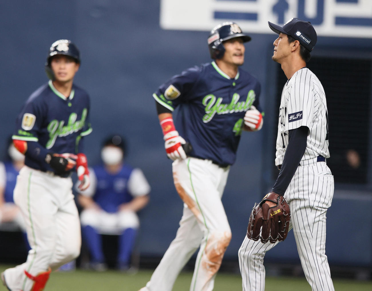 オリックス対ヤクルト　2回表ヤクルト2死一塁、増井（右）は内山壮に先制の右適時二塁打を浴びる（撮影・上山淳一）