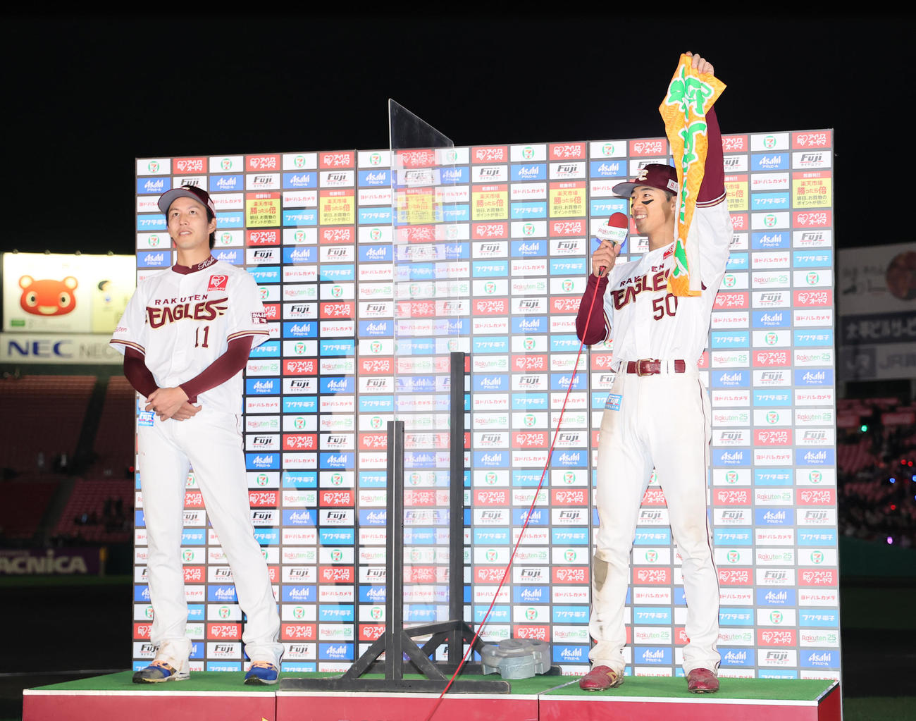 楽天対広島　お立ち台で自身のタオルをアピールする楽天武藤（右）。左は岸（撮影・足立雅史）