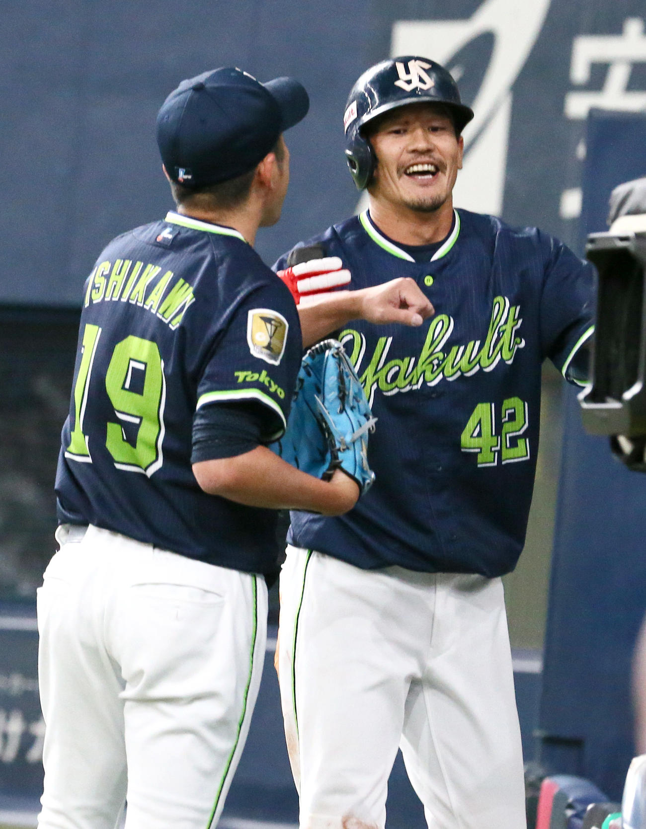 オリックス対ヤクルト　2回表ヤクルト2死一塁、坂口（右）は内山壮真の右適時二塁打が生還し石川から出迎えを受ける（撮影・上山淳一）