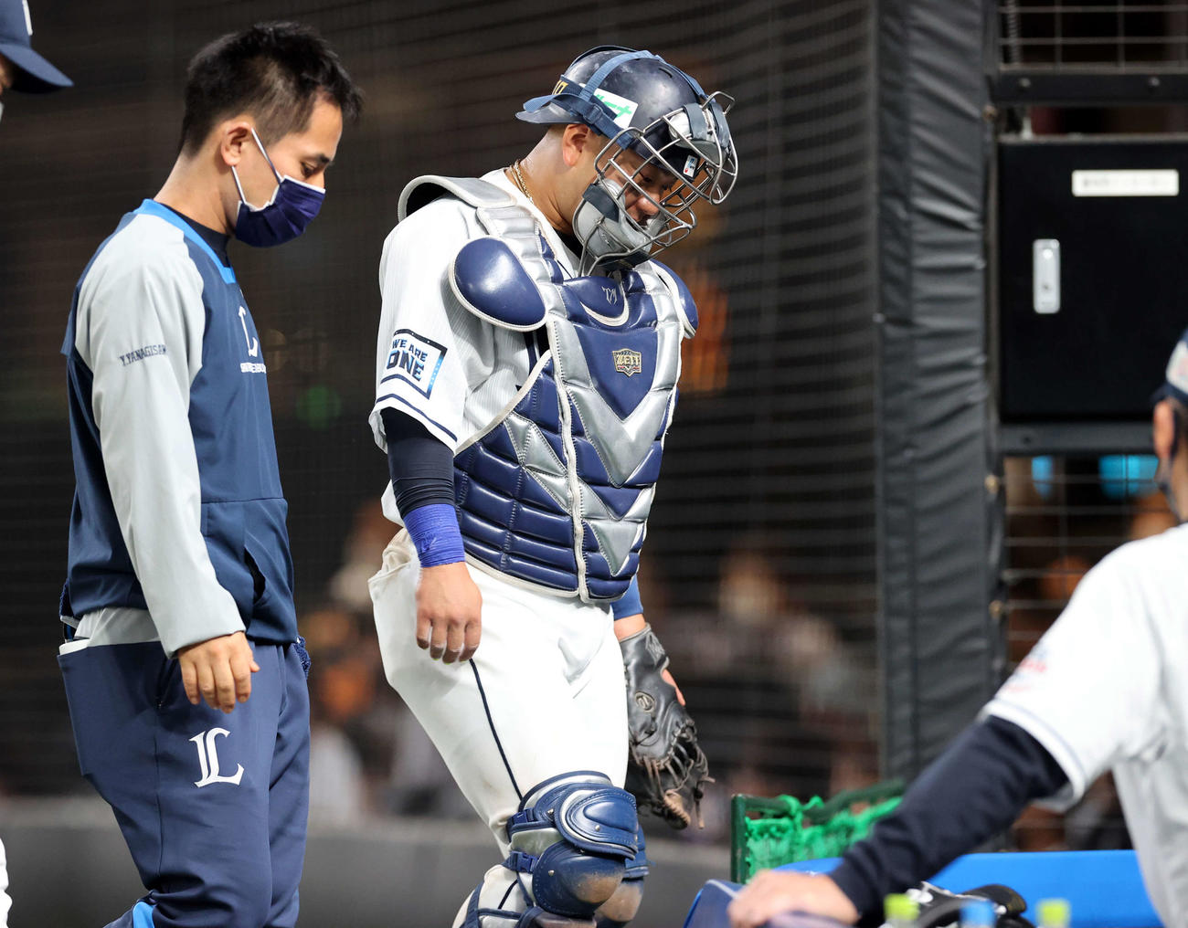西武対巨人　7回表巨人2死三塁、打者増田陸の時、右手指を痛めベンチに下がる森（撮影・浅見桂子）