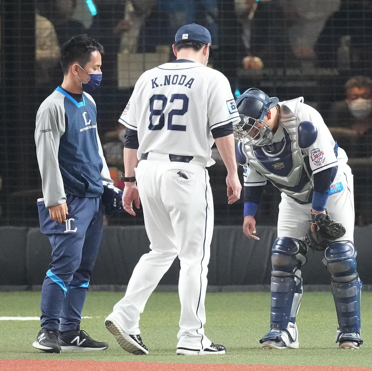 西武対巨人　7回表巨人2死二塁、打者増田陸の時、本田の暴投した球を止める際、右手にあたり痛がる捕手森（撮影・鈴木みどり）