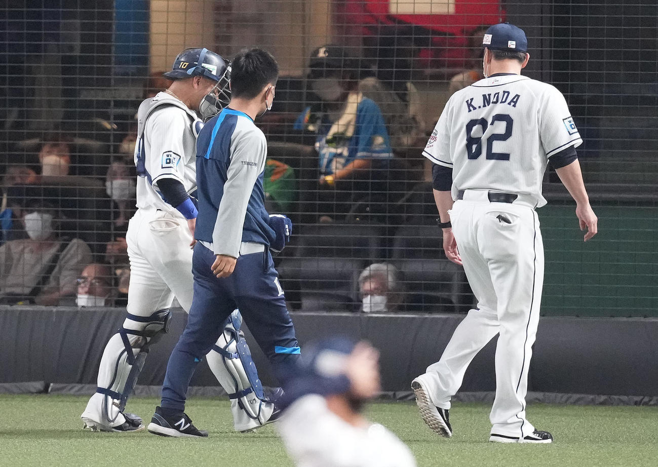 西武対巨人　7回表巨人2死二塁、打者増田陸の時、本田の暴投した球を止める際、右手にあたった捕手森は治療のためベンチへ戻るもそのまま交代となる（撮影・鈴木みどり）