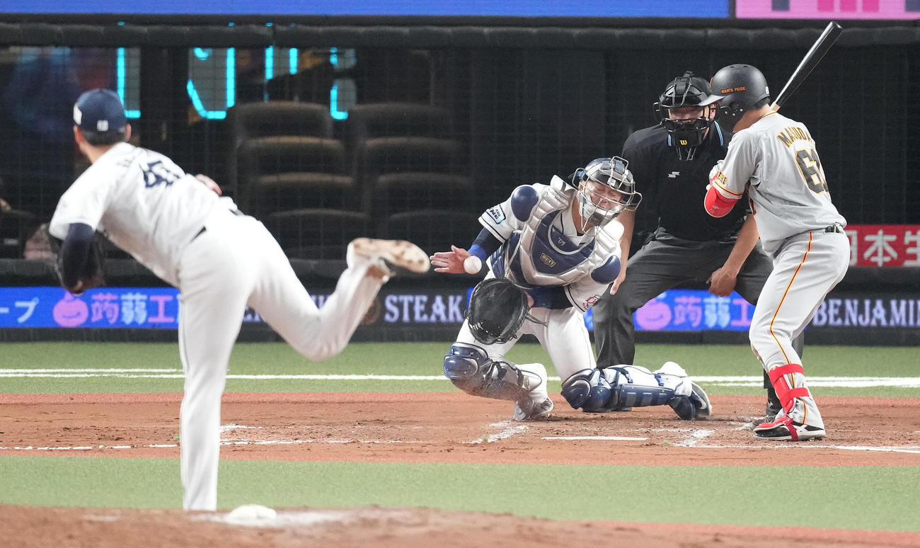 西武対巨人　7回表巨人2死二塁、打者増田陸の時、本田の暴投した球を止める際、右手にあたる捕手森（撮影・鈴木みどり）