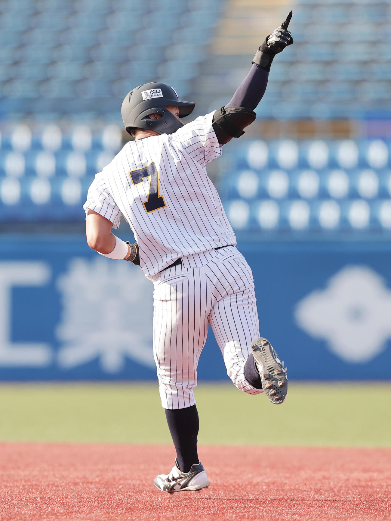 大商大対東日本国際大　1回裏東日本国際大2死一、二塁、右越え先制3点本塁打を放ち応援席を指さす上崎（撮影・野上伸悟）