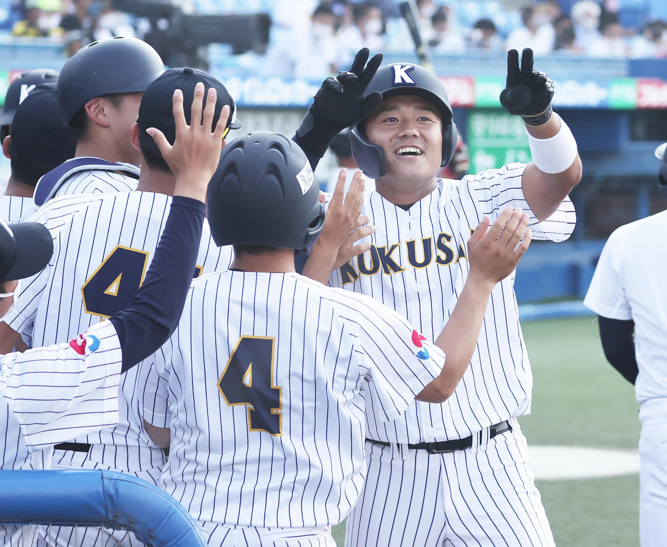 大商大対東日本国際大　1回裏東日本国際大2死一、二塁、右越え先制3点本塁打を放ち喜ぶ上崎（撮影・野上伸悟）