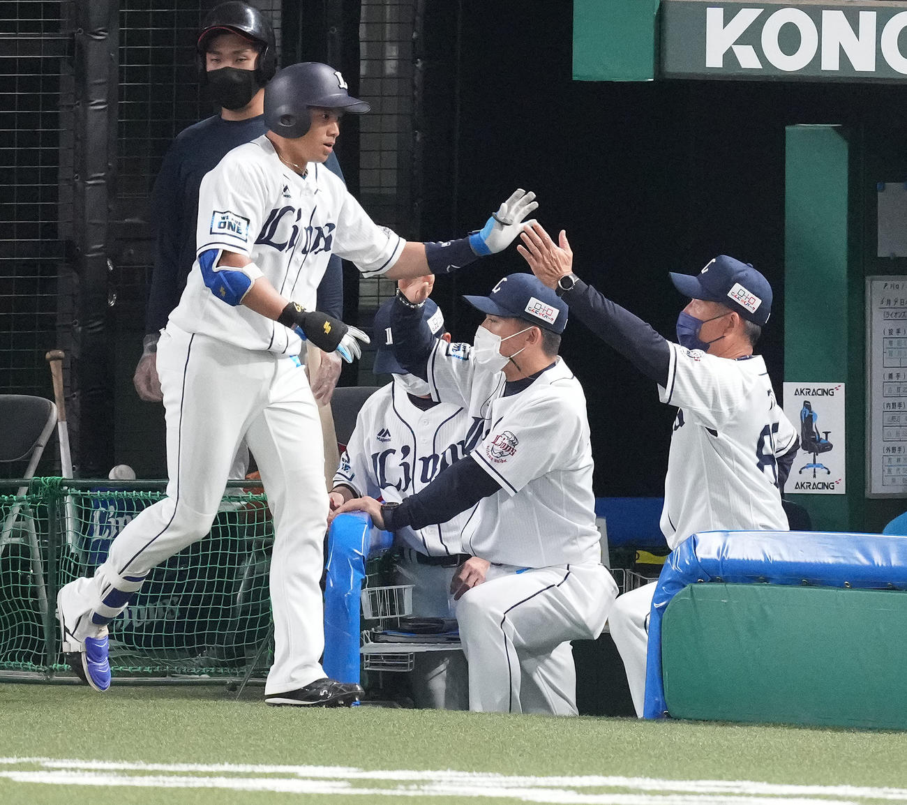 西武対巨人　8回裏西武無死、中越えソロ本塁打を放った呉念庭を迎える辻監督（右）（撮影・鈴木みどり）
