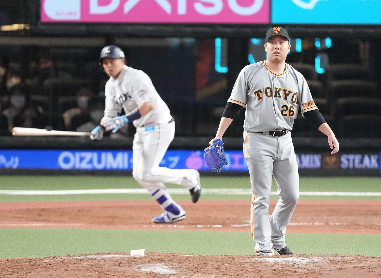 西武対巨人　8回裏西武無死、呉念庭に中越えソロ本塁打を浴びる今村（撮影・鈴木みどり）