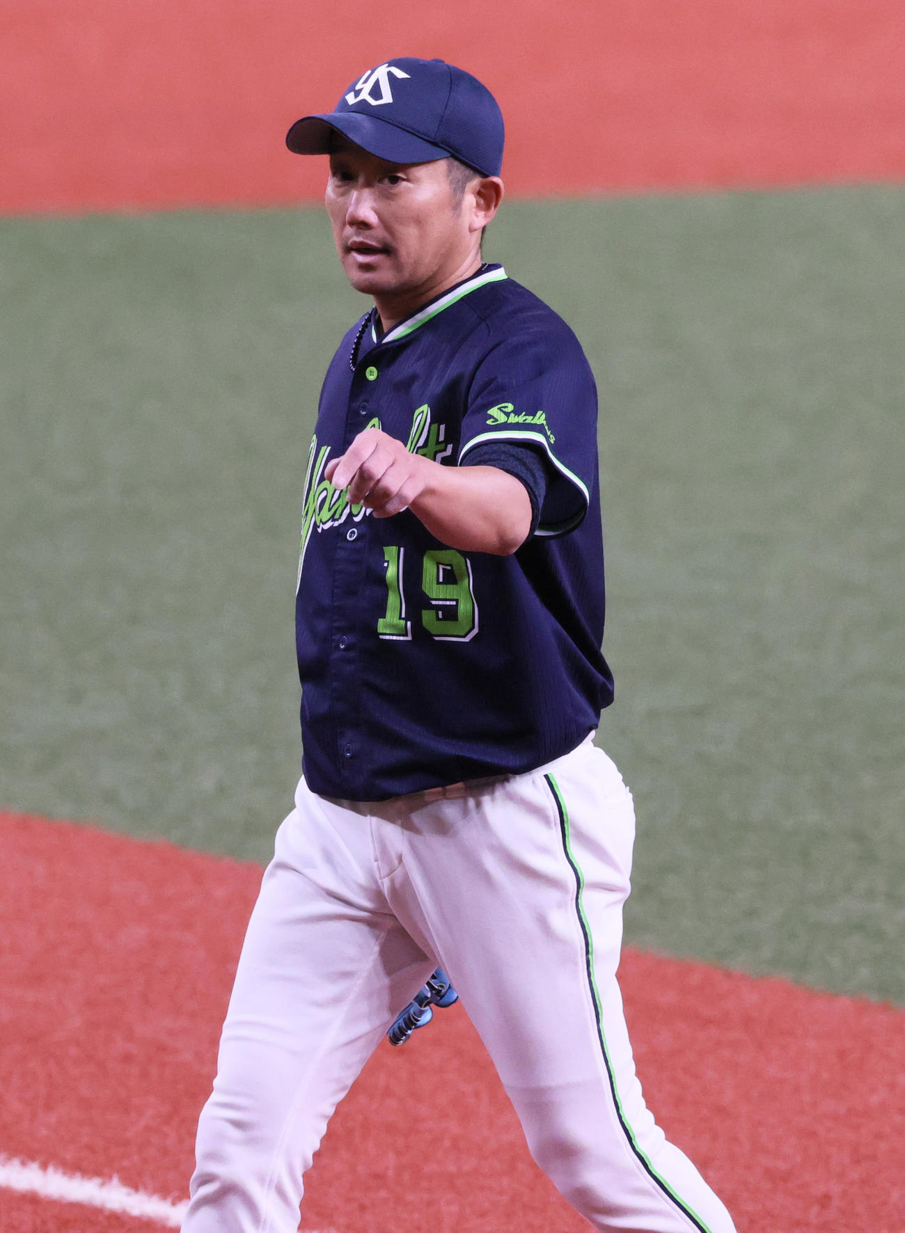 オリックス対ヤクルト　ヤクルト先発の石川は初回を3人で終えベンチへ引き揚げる（撮影・上山淳一）