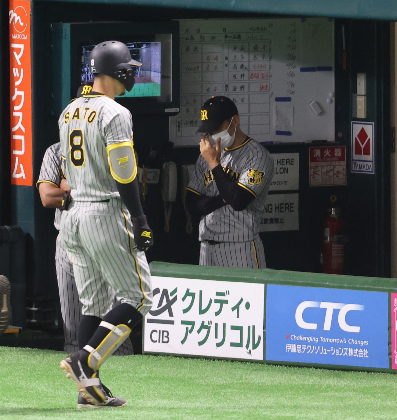 ソフトバンク対阪神　9回表阪神1死一塁、佐藤輝明は左飛に終わる、がっくりの矢野燿大監督（撮影・梅根麻紀）