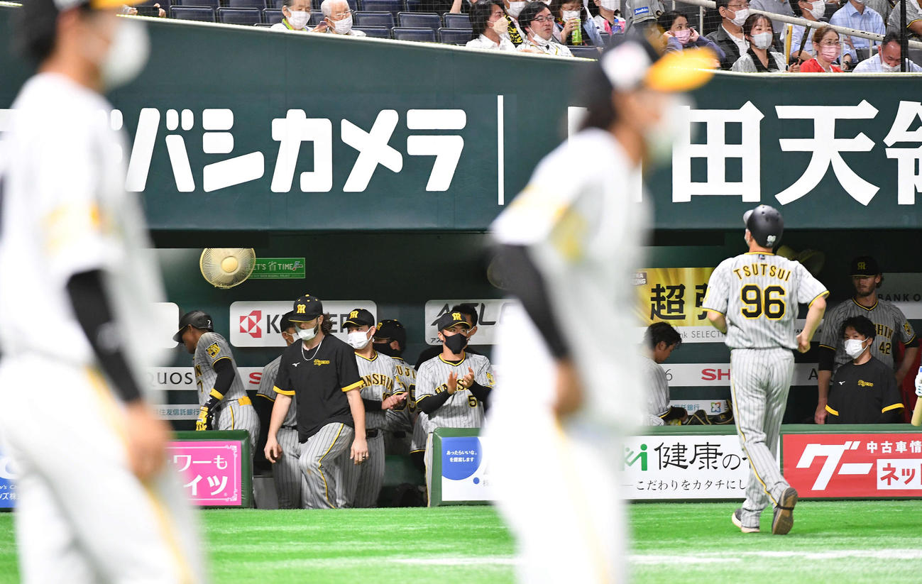 ソフトバンク対阪神　2試合連続の完封負けとなり、肩を落とす阪神ナイン（撮影・岩下翔太）