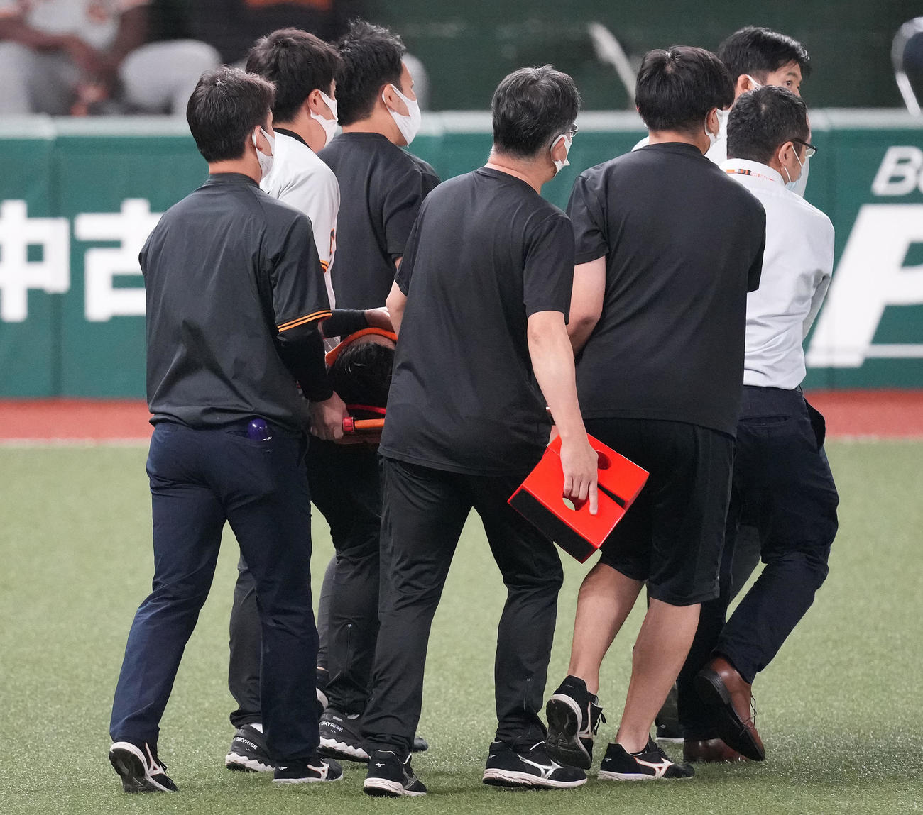 西武対巨人　9回裏西武1死、外崎の飛球を好捕した際に怪我をし、運ばれる右翼手立岡（撮影・鈴木みどり）