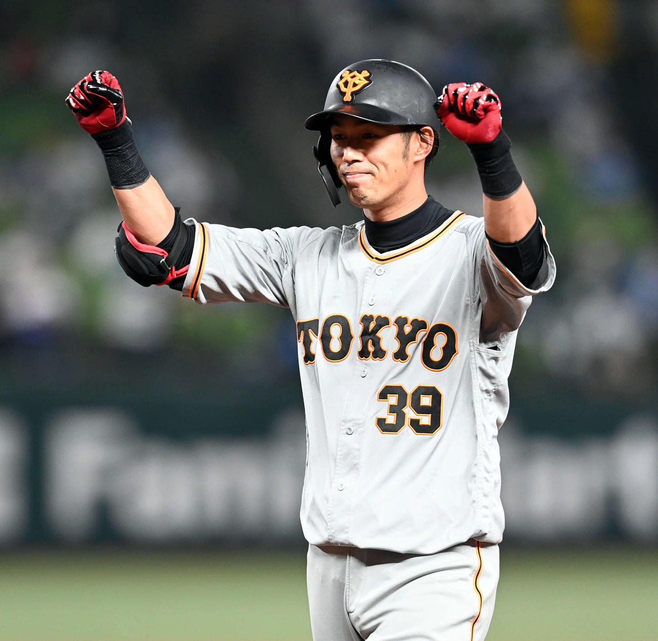 西武対巨人　7回裏巨人2死一、三塁、中前に適時打を放ちポーズを決める立岡（撮影・たえ見朱実）