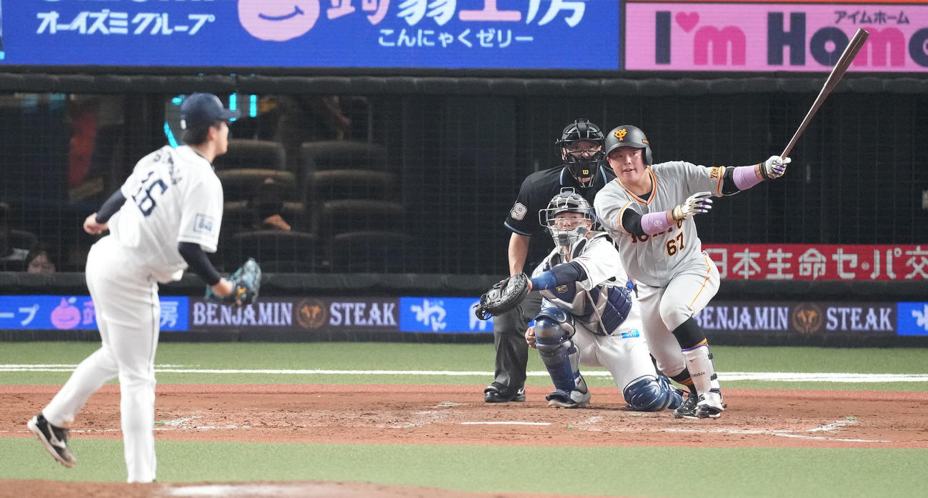 西武対巨人　4回表巨人1死、左前にプロ初安打を放つ山瀬。投手隅田（撮影・鈴木みどり）