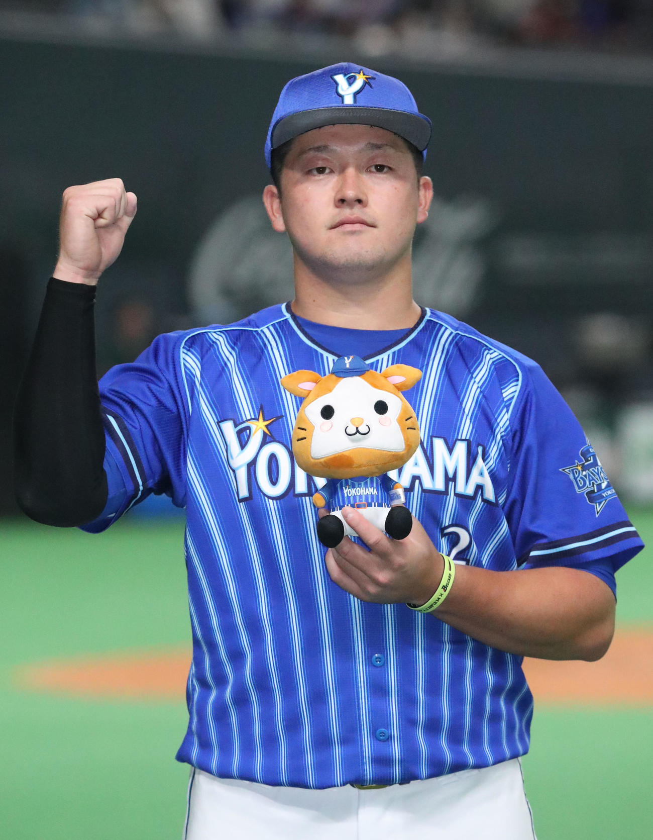 日本ハム対DeNA　試合終了後、記念撮影に応じるDeNA牧（撮影・佐藤翔太）