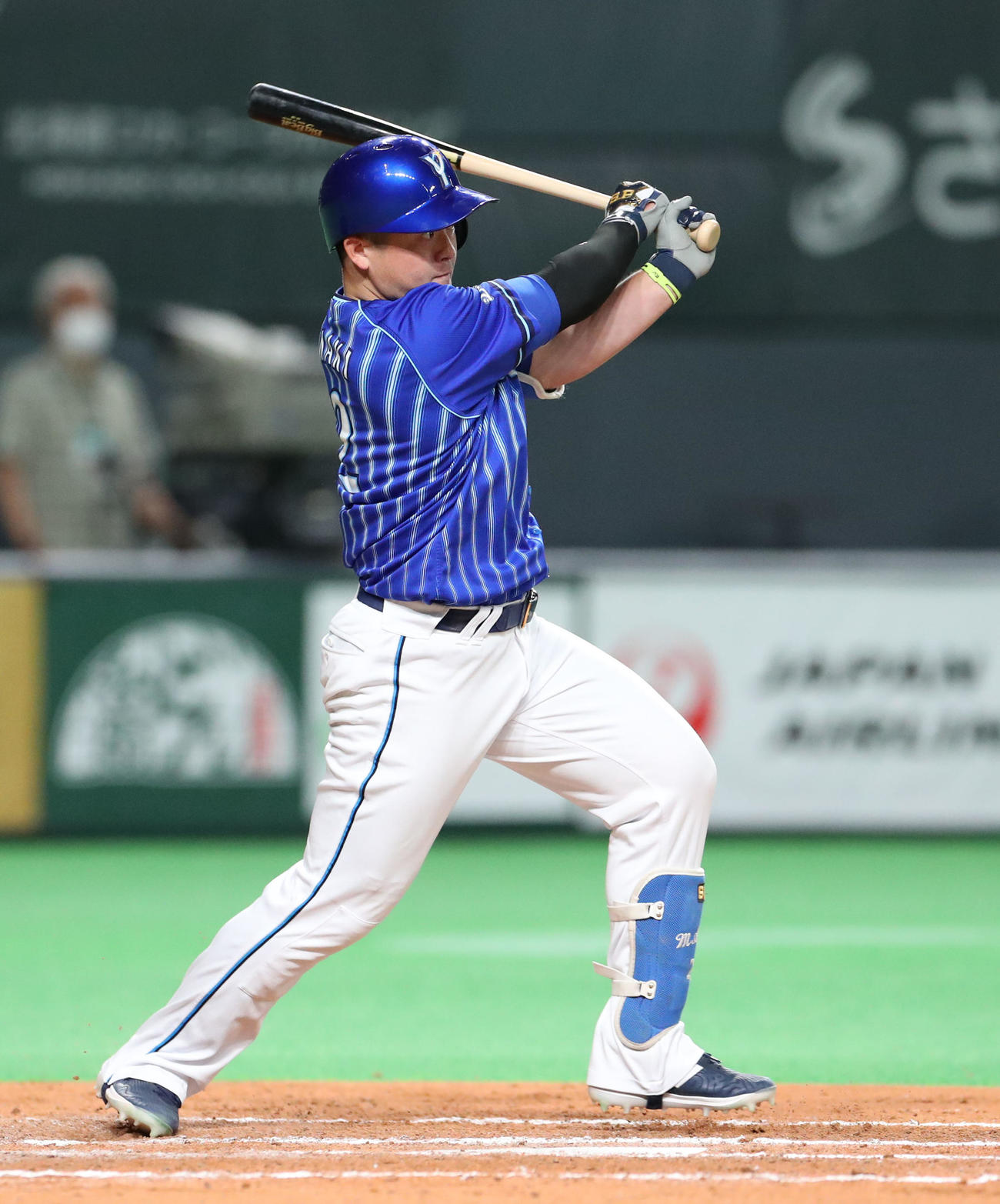 日本ハム対DeNA 8回表DeNA無死二塁、牧は勝ち越しとなる適時二塁打を放つ（撮影・佐藤翔太）