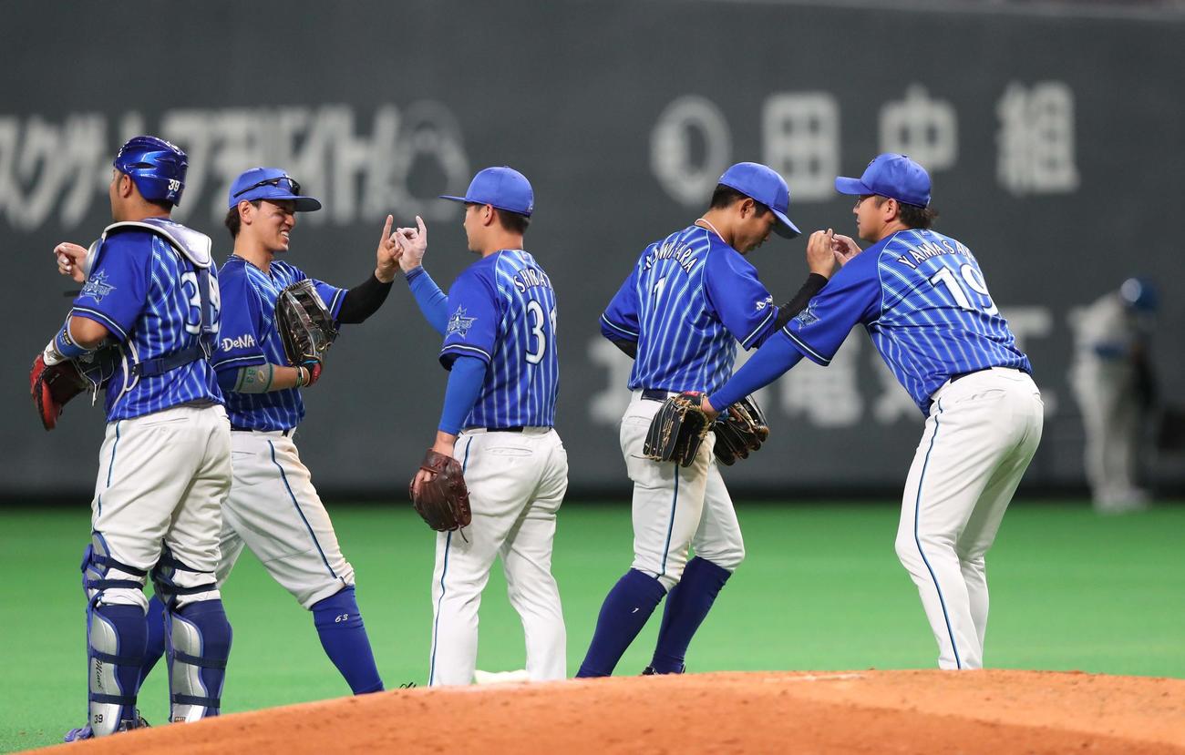 日本ハム対DeNA　試合後、マウンドに集まるDeNAナイン（撮影・黒川智章）
