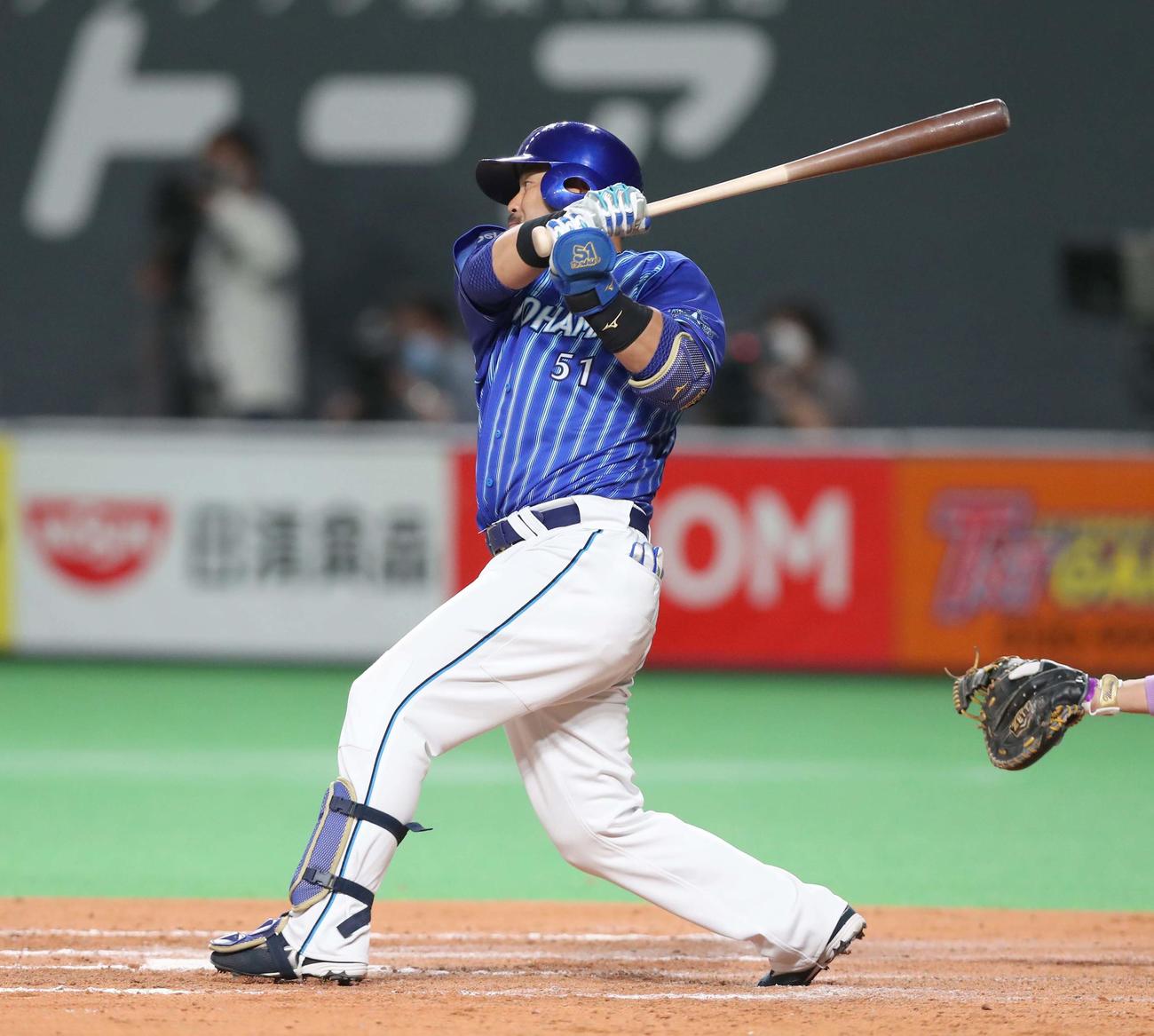 日本ハム対DeNA 8回表DeNA無死三塁、右前適時打を放つ宮崎（撮影・黒川智章）