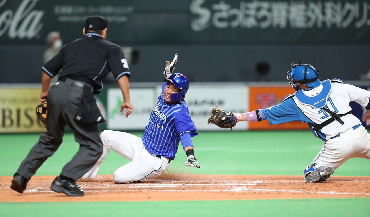 日本ハム対DeNA 8回表DeNA無死二塁、牧の勝ち越しとなる適時二塁打で生還する蝦名（撮影・佐藤翔太）