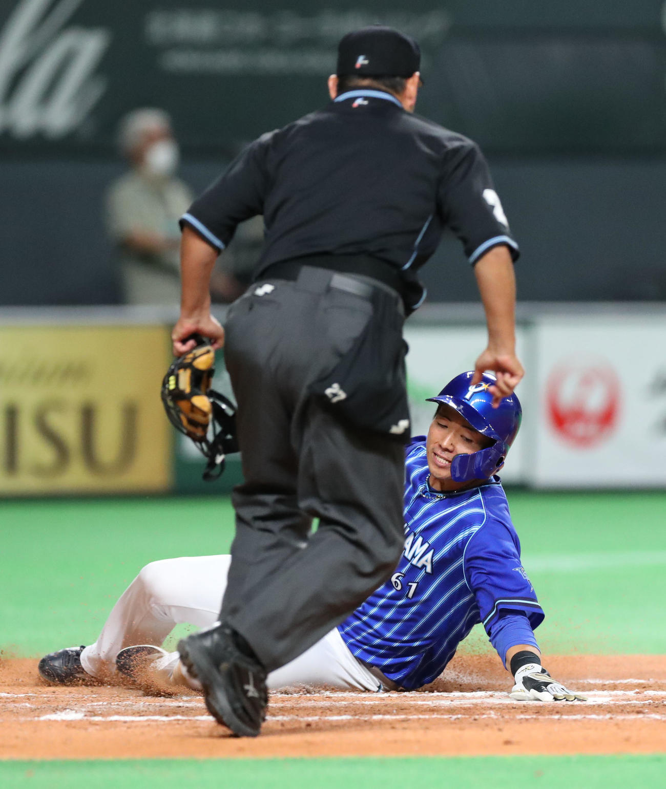 日本ハム対DeNA 8回表DeNA無死二塁、牧の勝ち越しとなる適時二塁打で生還する蝦名（撮影・佐藤翔太）