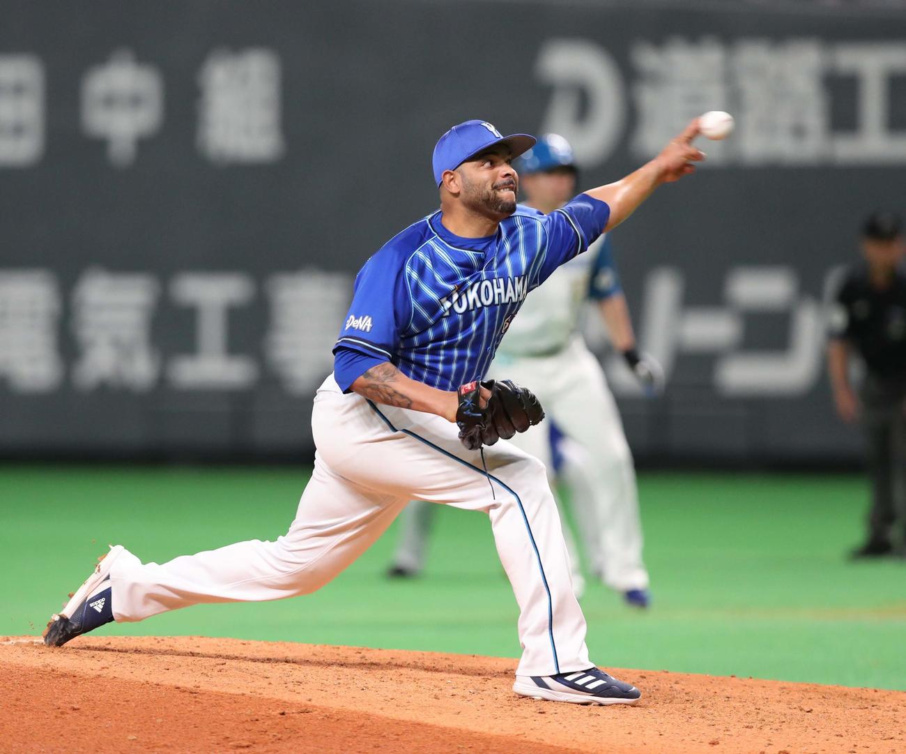 日本ハム対DeNA 7回途中登板のエスコバー（撮影・黒川智章）