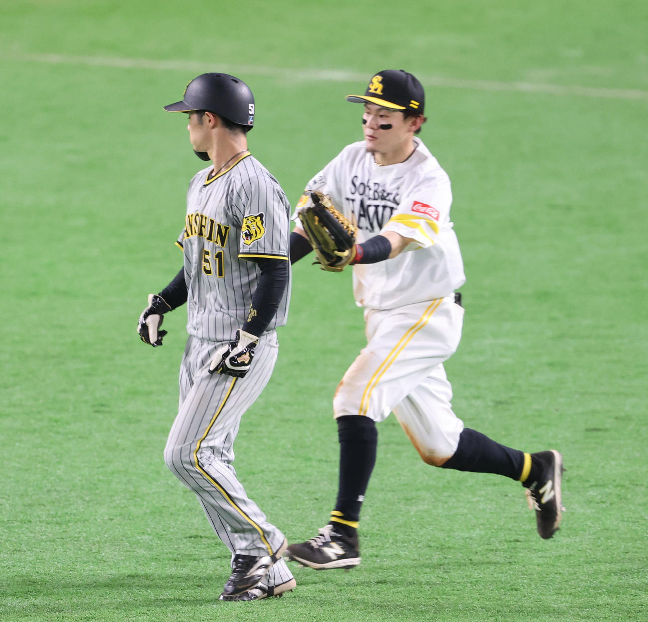 ソフトバンク対阪神　4回表阪神1死二塁、二塁走者中野拓夢は近本光司の投ゴロにより二、三塁間で挟殺（撮影・梅根麻紀）