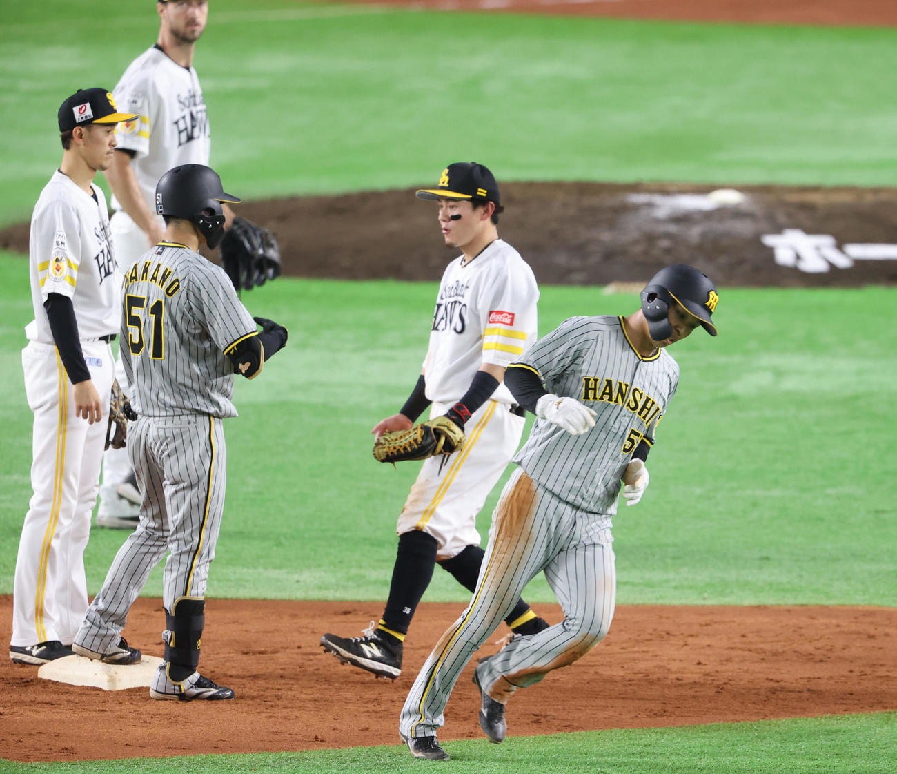 ソフトバンク対阪神　ソフトバンク対阪神　4回表阪神無死二塁、二塁走者島田は中野の投ゴロにより二、三塁間で挟殺（撮影・梅根麻紀）