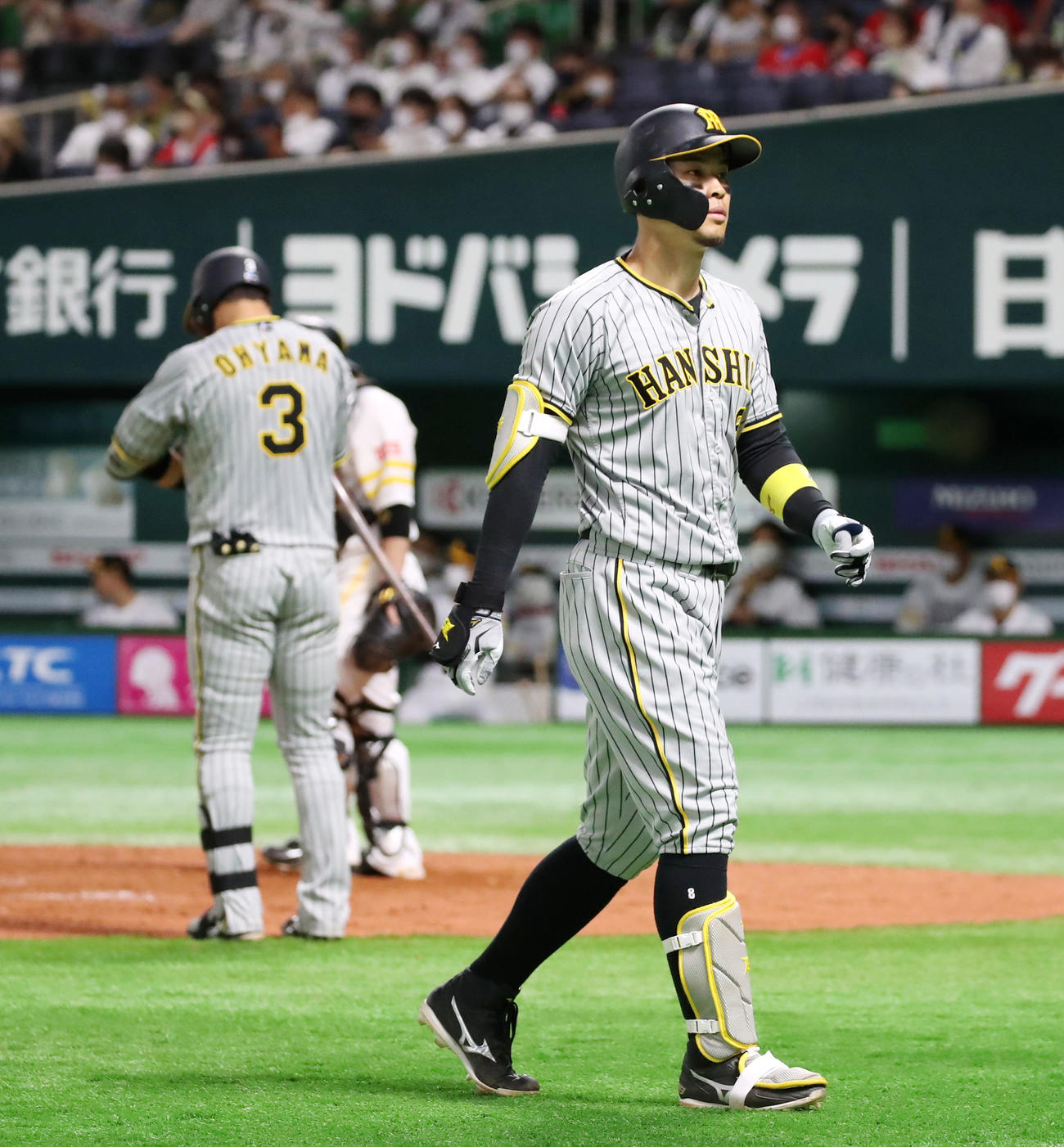ソフトバンク対阪神　9回表阪神1死二塁、佐藤輝は左飛を打ち上げベンチへ引き揚げる（撮影・加藤哉）