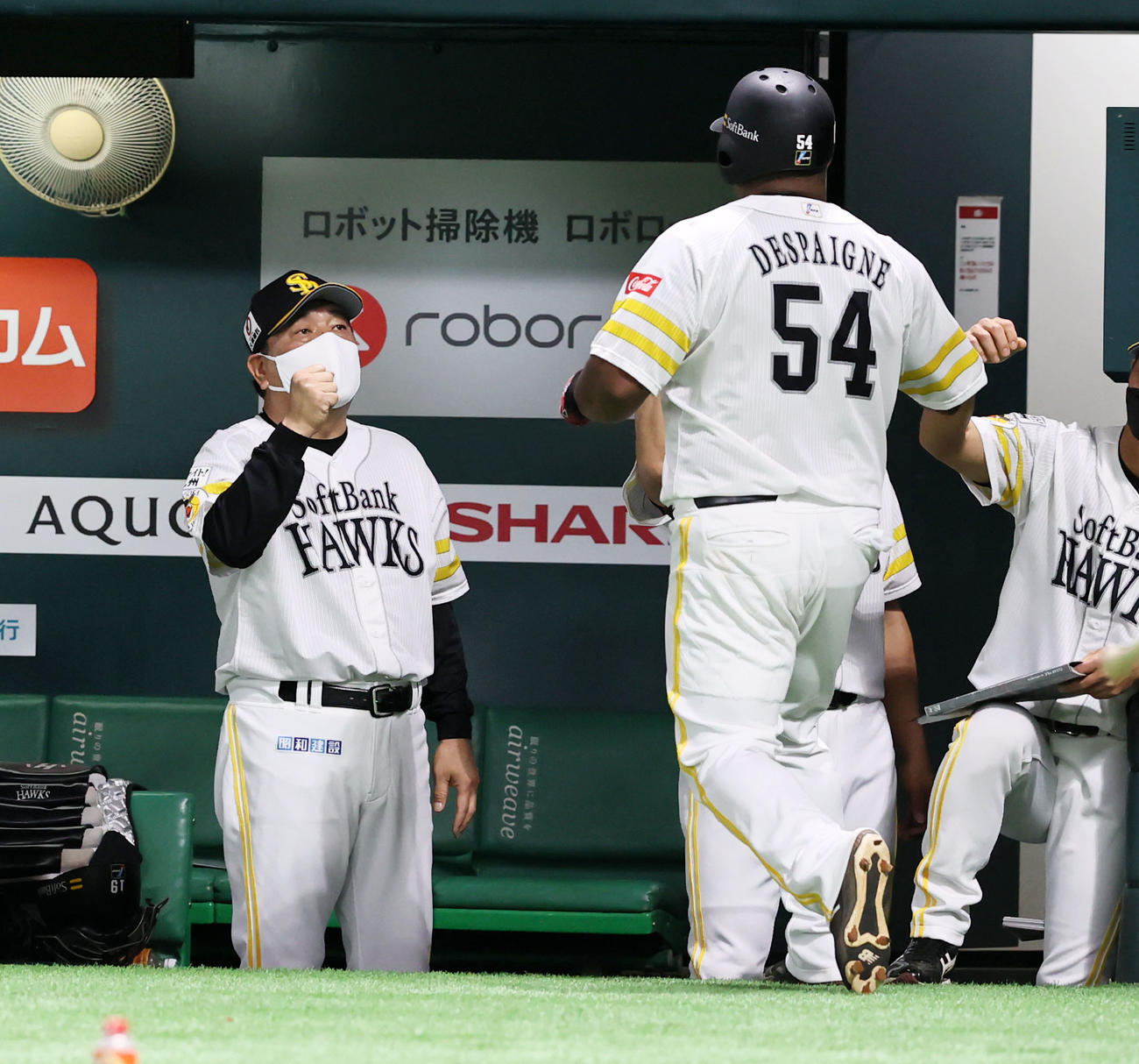 ソフトバンク対阪神　5回裏ソフトバンク1死、デスパイネの左越え本塁打をベンチで迎える藤本監督（撮影・加藤哉）
