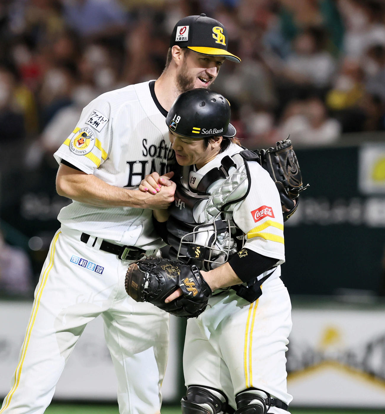 ソフトバンク対阪神　阪神相手に完封勝利で甲斐（右）と笑顔の握手を交わすレイ（撮影・加藤哉）