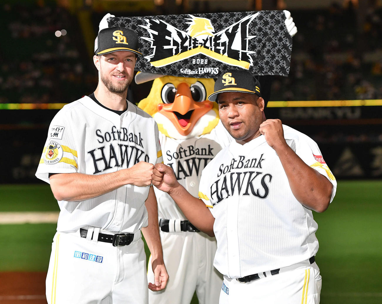 ソフトバンク対阪神　完封勝利を挙げたレイ（左）はデスパイネとグータッチを交わす（撮影・岩下翔太）