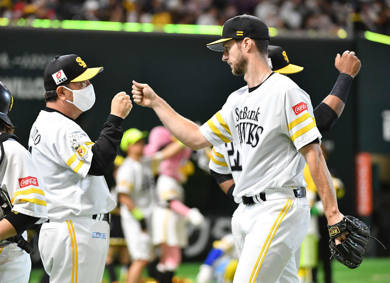 ソフトバンク対阪神　完封勝利を挙げ、藤本監督（左）とグータッチを交わすレイ（撮影・岩下翔太）