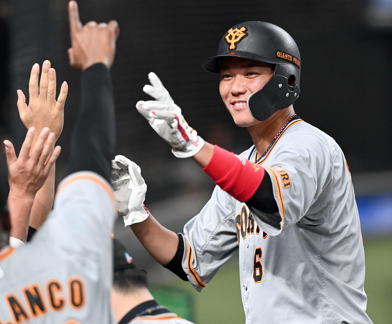 西武対巨人　3回表、先制の適時打を放った巨人坂本勇人は、ナインと笑顔でハイタッチ（撮影・たえ見朱実）