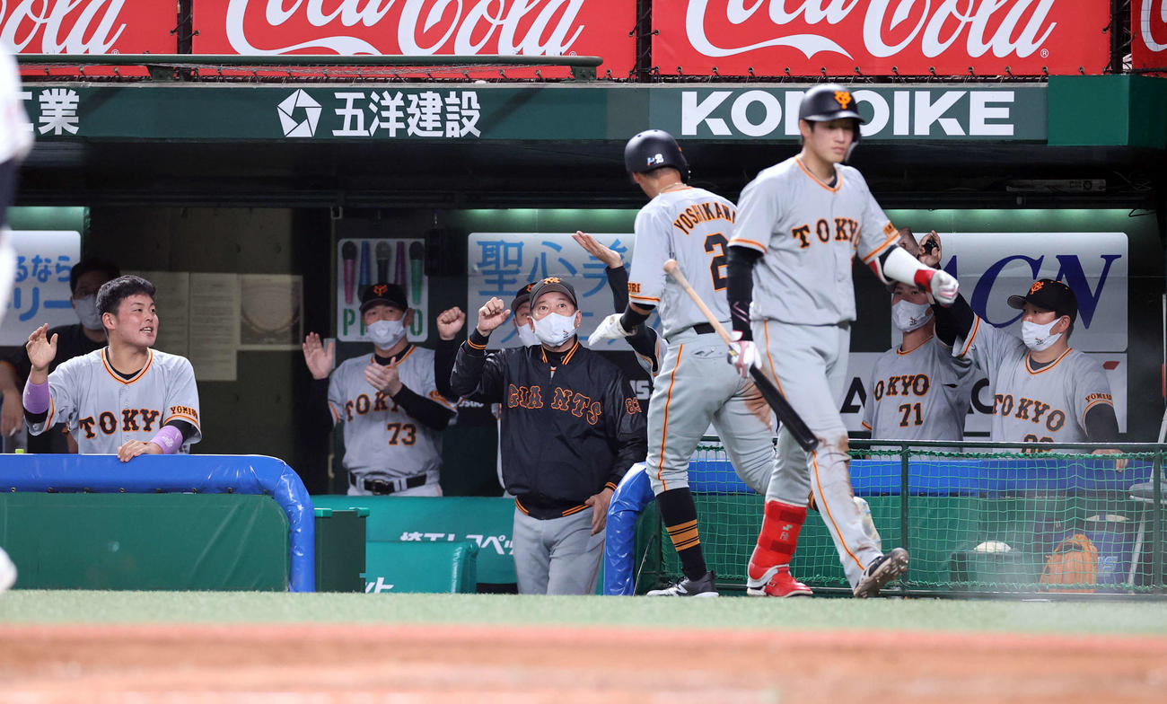 西武対巨人　3回表巨人2死一、二塁、坂本の左先制適時打で生還した吉川をグータッチで迎える原監督（中央）ら（撮影・浅見桂子）