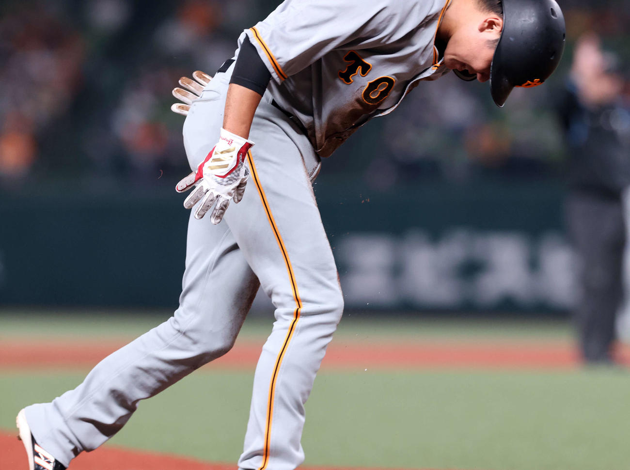 西武対巨人　5回表巨人無死一、二塁、ウィーラーは左適時打で、三塁を突いた一塁走者坂本だがアウトになる（撮影・浅見桂子）