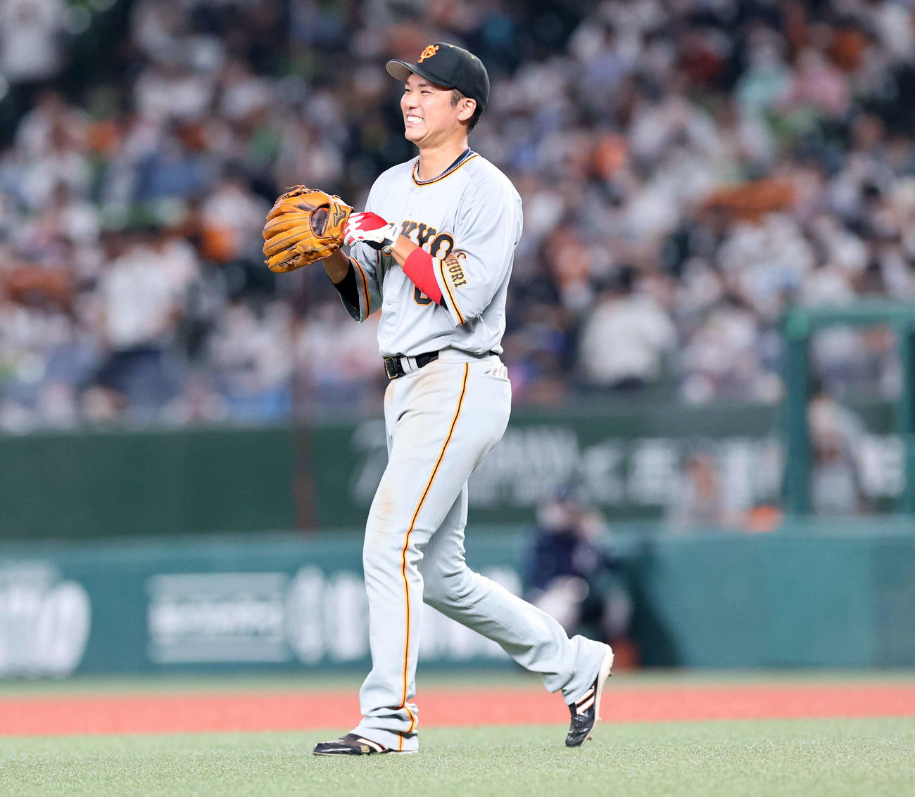 西武対巨人　9回裏西武の攻撃で笑顔で守備に向かう坂本（撮影・浅見桂子）